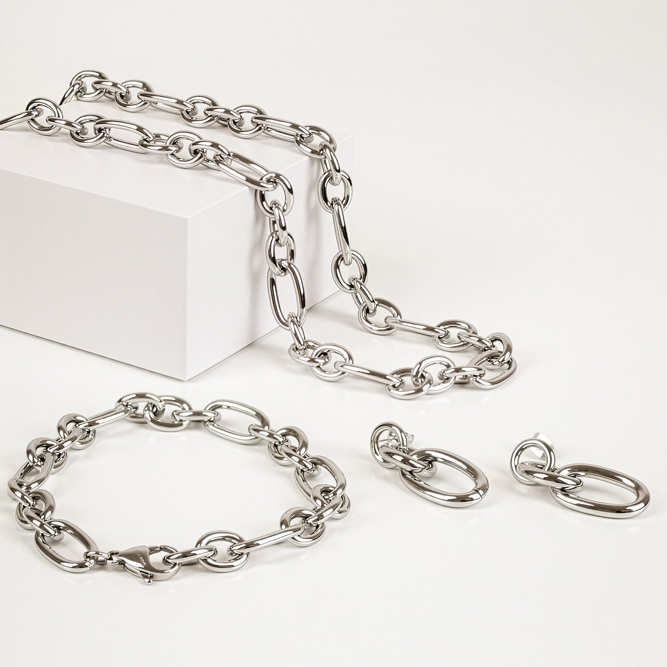 Tamaris Halsschmuck-Set aus glänzendem Edelstahl mit Halskette, Armband und Ohrringen im Kettengliederdesign.