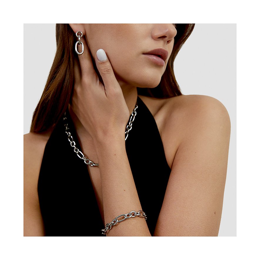 Nahaufnahme einer Person mit Tamaris Halsschmuck und Armband aus silberfarbenem Edelstahl.