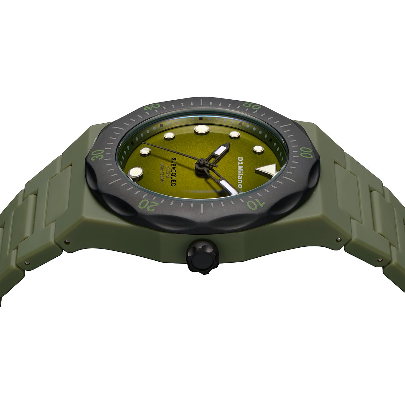 Gros plan d'une montre homme D1 Milano verte en polycarbonate, en diagonale. Cadran plus foncé que le bracelet.