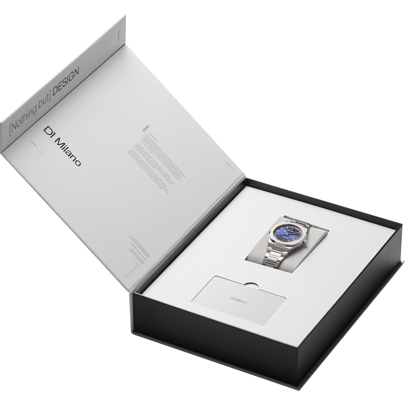 La montre pour homme D1 Milano, en acier inoxydable revêtu de bleu avec cadran bleu, repose dans un emballage ouvert.