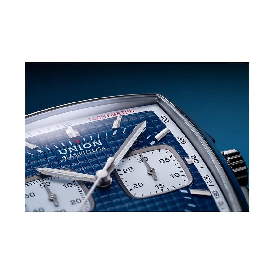 Nahaufnahme einer Union Glashütte Uhr aus Edelstahl mit einem blauen Zifferblatt und Chronographenanzeigen.