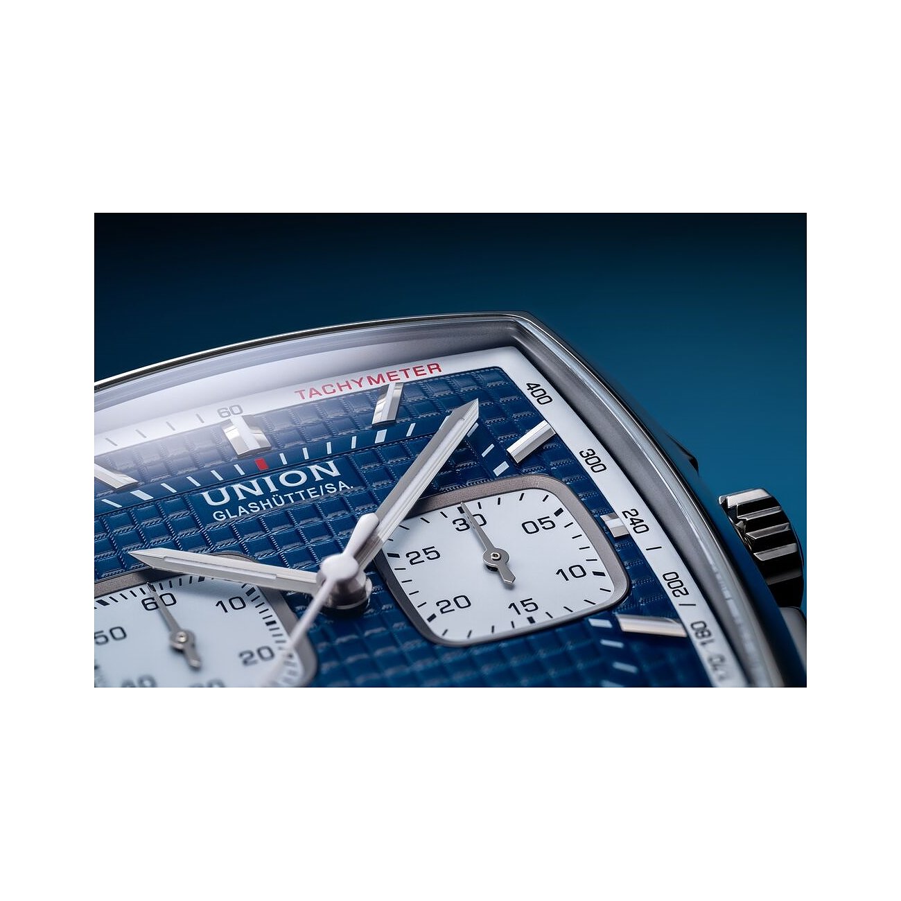 Nahaufnahme einer Union Glashütte Uhr aus Edelstahl mit einem blauen Zifferblatt und Chronographenanzeigen.