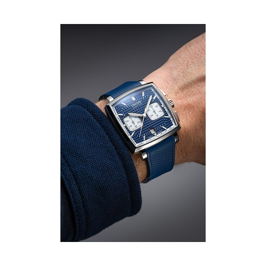 Am Handgelenk getragener Union Glashütte Chronograph aus Edelstahl mit blauem Zifferblatt und blauem Armband.