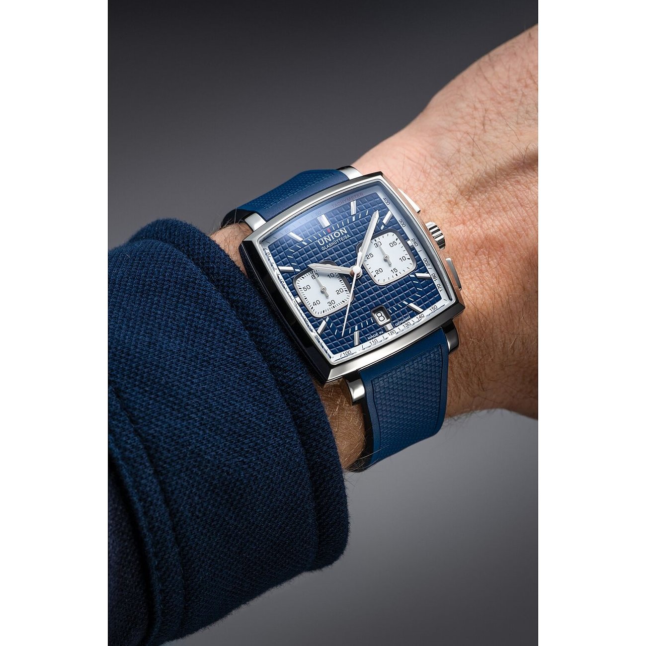 Am Handgelenk getragener Union Glashütte Chronograph aus Edelstahl mit blauem Zifferblatt und blauem Armband.