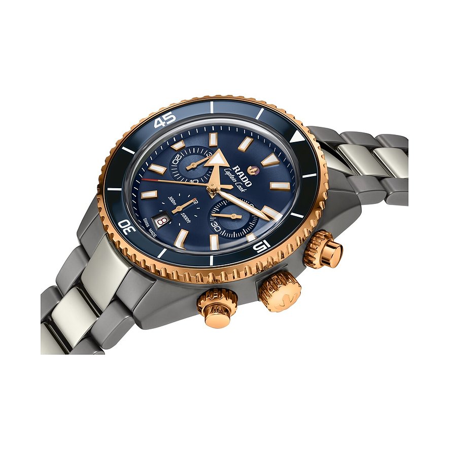 Nahaufnahme einer Rado Herrenuhr aus blau-goldener Keramik, schräg von oben rechts fotografiert.