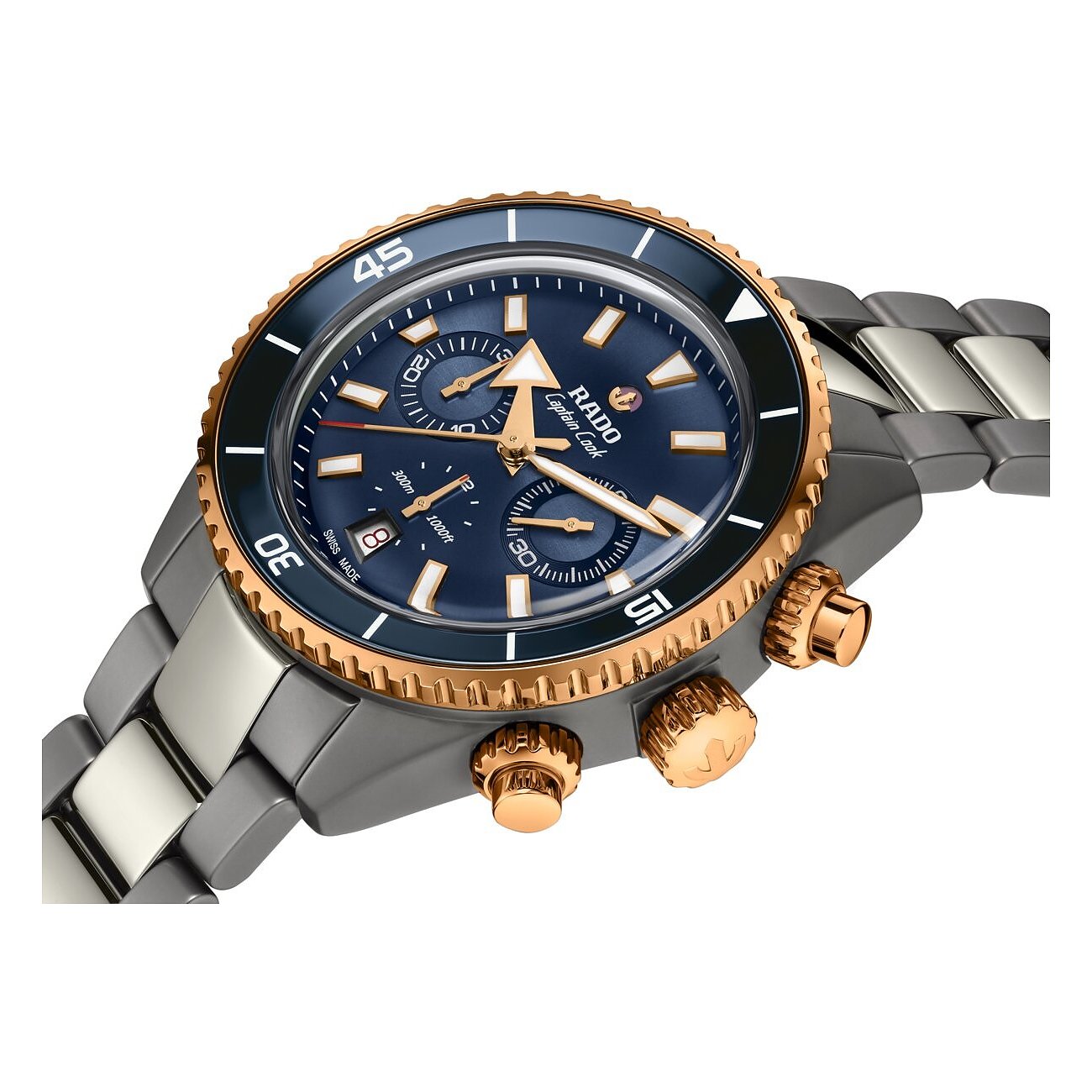 Nahaufnahme einer Rado Herrenuhr aus blau-goldener Keramik, schräg von oben rechts fotografiert.