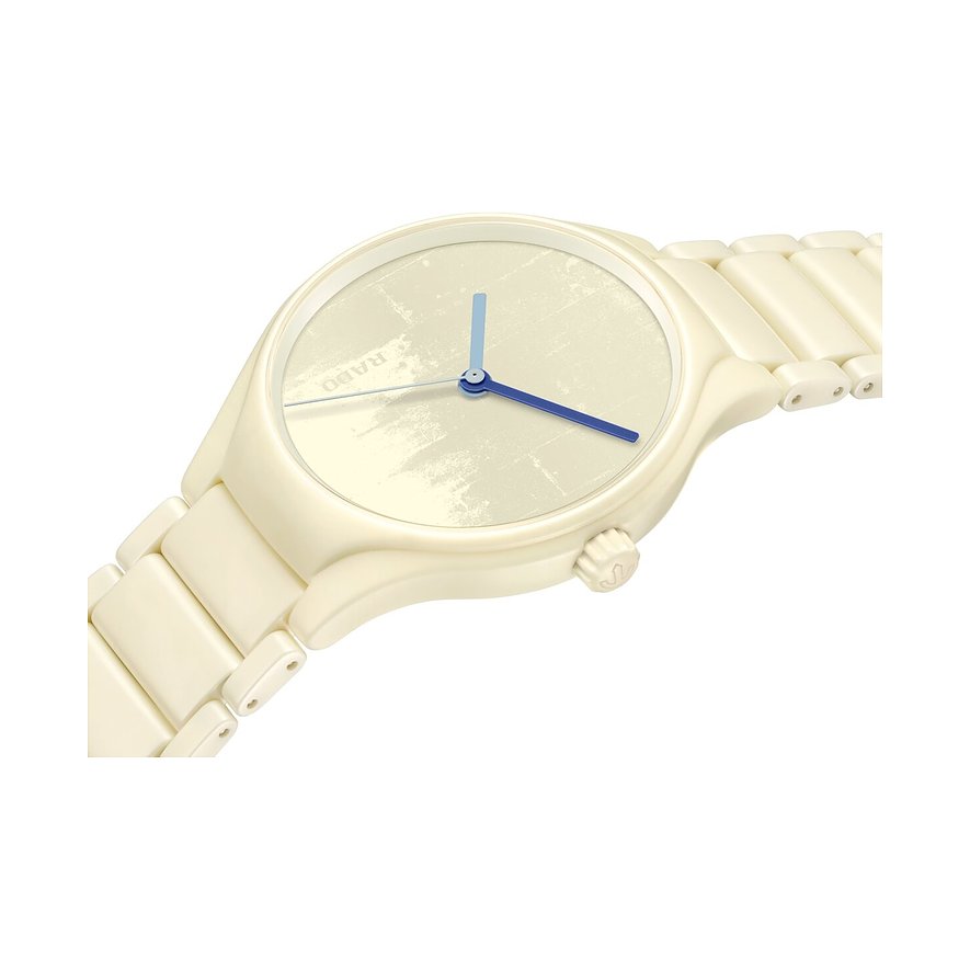 Nahaufnahme einer cremeweißen Rado Unisexuhr aus Keramik. Die Uhr hat blaue Zeiger und ein strukturiertes Zifferblatt.