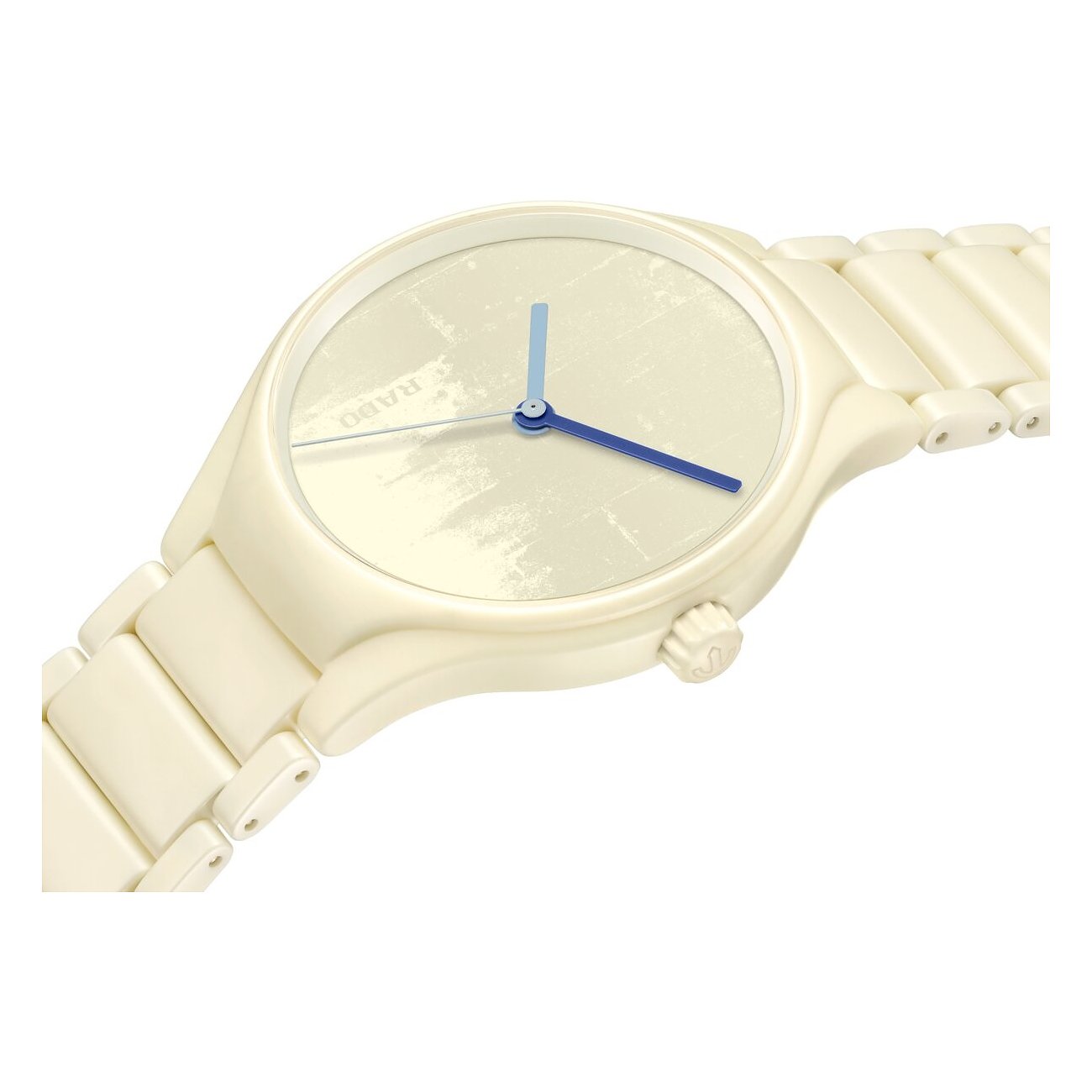 Nahaufnahme einer cremeweißen Rado Unisexuhr aus Keramik. Die Uhr hat blaue Zeiger und ein strukturiertes Zifferblatt.