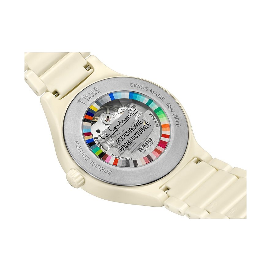 Rado True Round Unisexuhr aus cremefarbener Keramik, Rückseite mit farbigem Zifferblattansatz und Schriftzug.