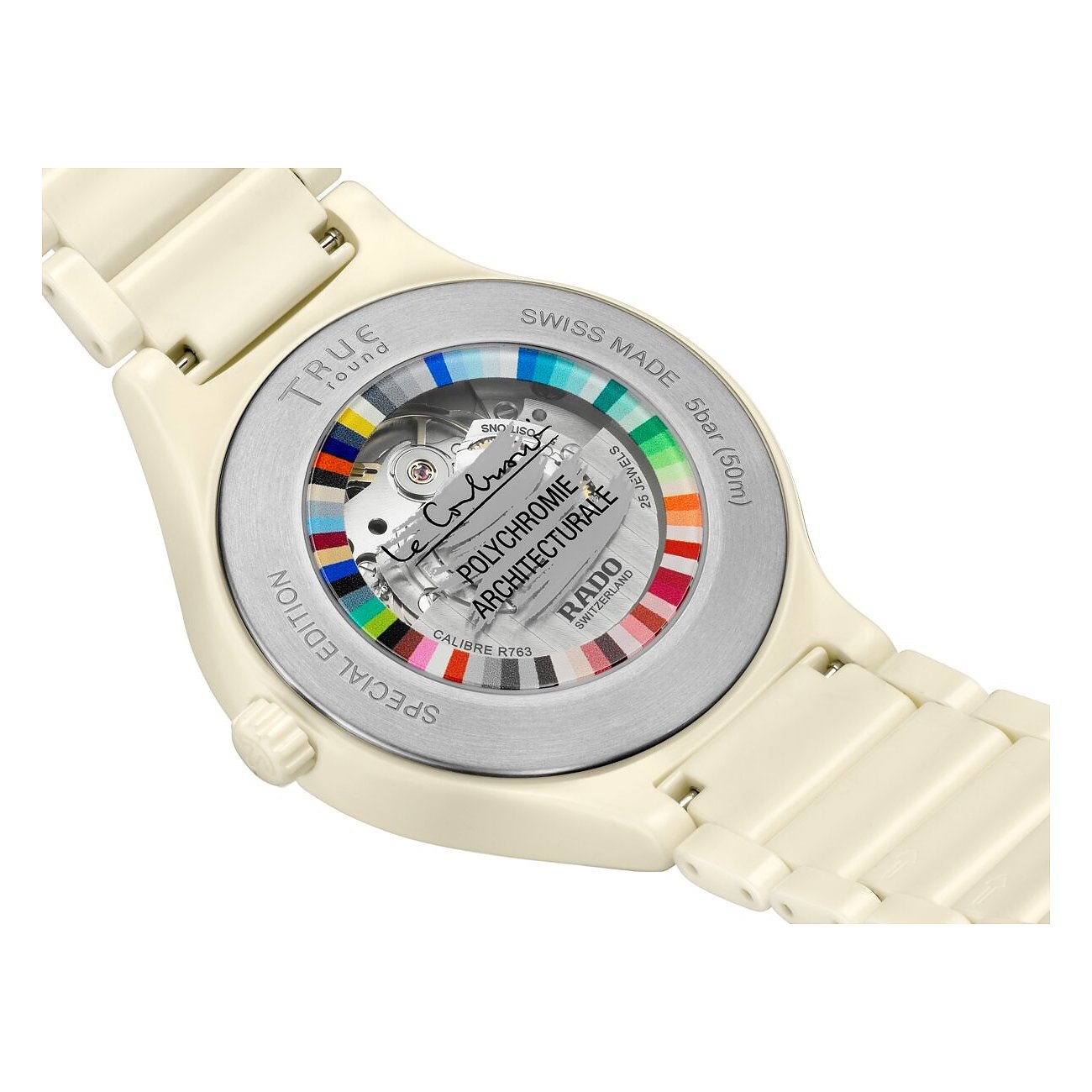 Rado True Round Unisexuhr aus cremefarbener Keramik, Rückseite mit farbigem Zifferblattansatz und Schriftzug.
