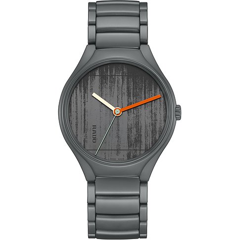 Rado Unisexuhr aus Keramik in Grau mit einem Zifferblatt in Holzoptik und orangefarbenem Sekundenzeiger.