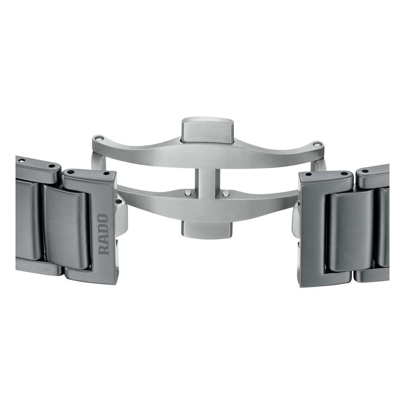 Detailansicht des Rado Uhrenarmbands aus Keramik mit Faltschließe auf weißem Hintergrund.