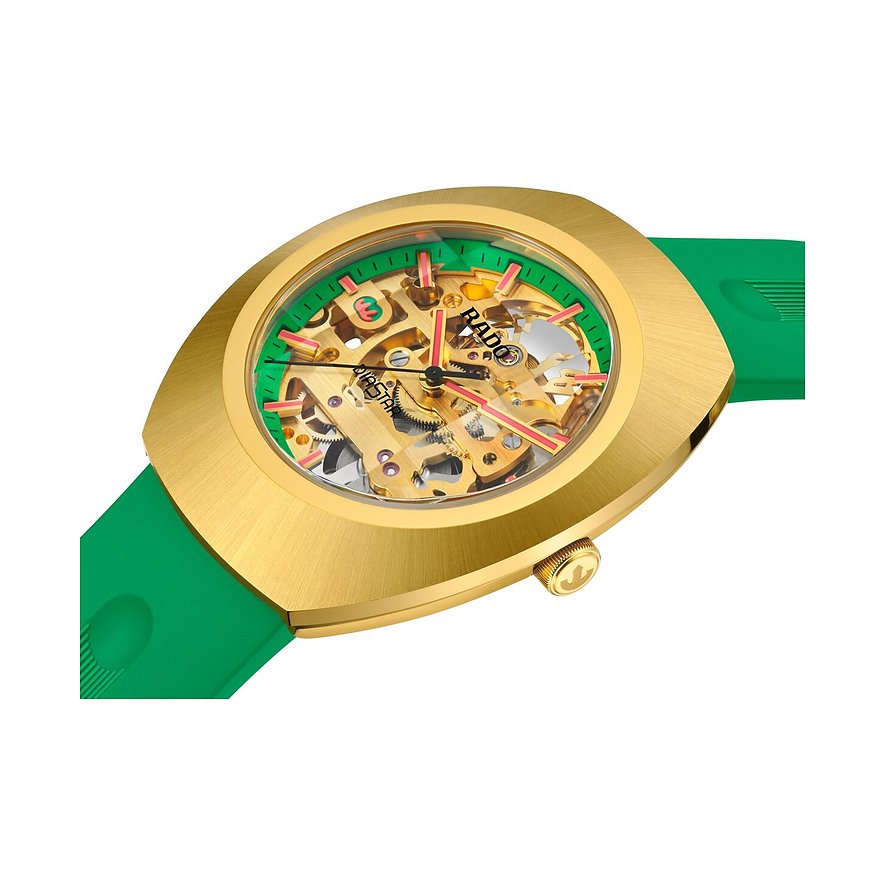 Rado Unisexuhr aus Keramik in Gold mit grünem Armband und sichtbarem Uhrwerk aus Vogelperspektive gesehen.