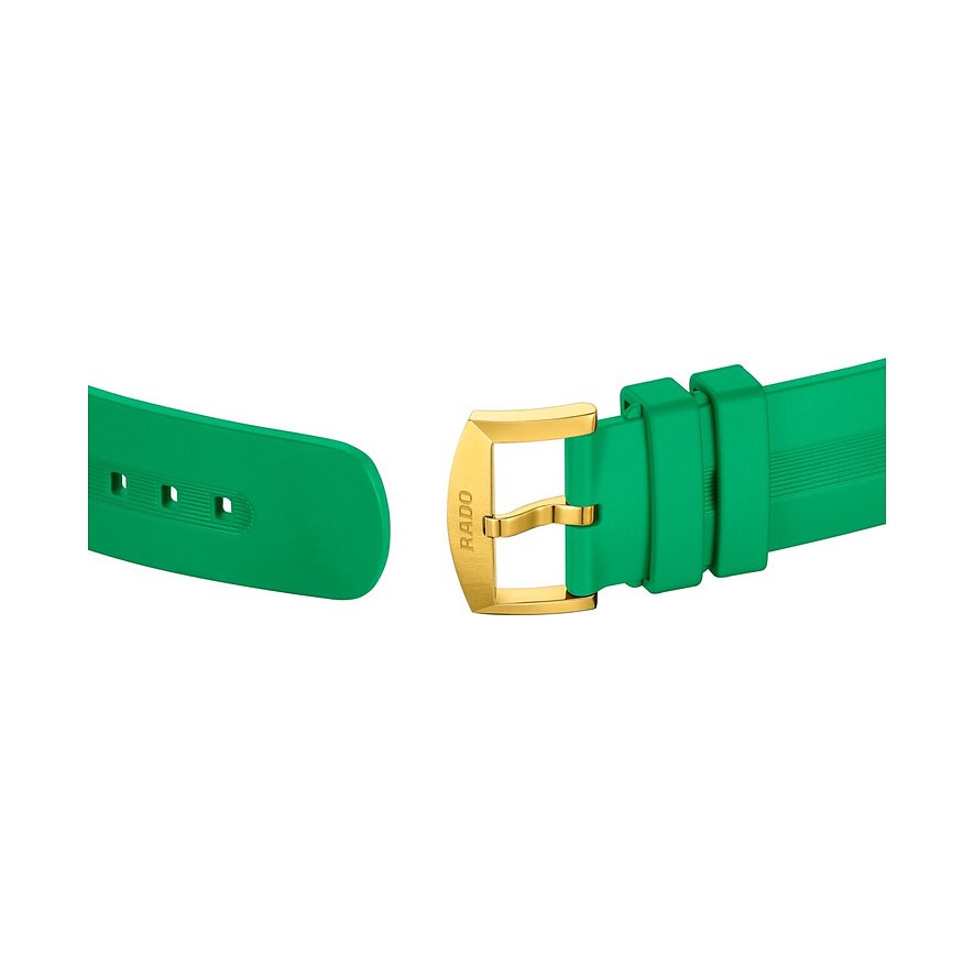 Nahaufnahme einer grünen Rado Unisexuhr aus Keramik mit einer goldenen Dornschließe mit Rado-Gravur.