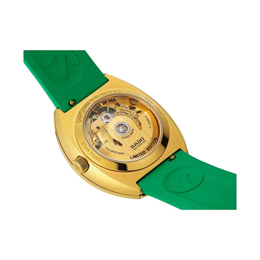 Rado Unisexuhr, Rückseite der goldenen Keramik-Uhr mit grünem Armband und sichtbarem Uhrwerk.