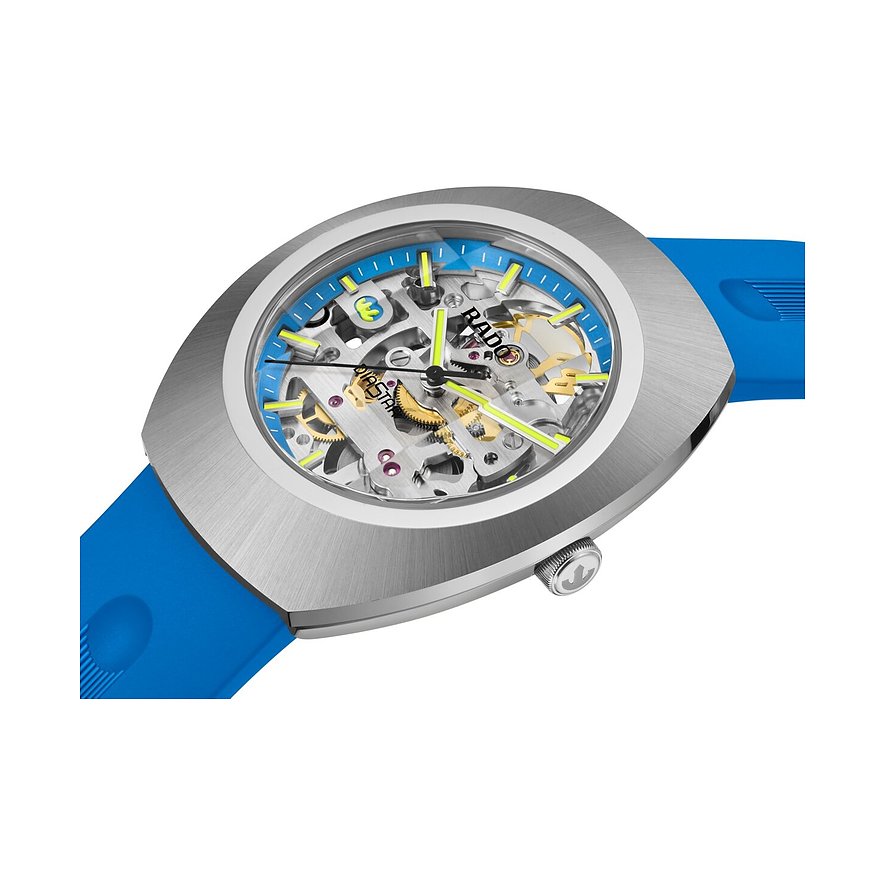 Nahaufnahme einer Rado Unisex-Uhr aus Keramik-Material mit sichtbarem Uhrwerk und blauem Armband.