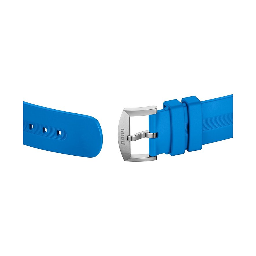 Verschluss einer Rado Unisexuhr aus Keramik: Silberschnalle in leuchtend blauem Band eingefasst.