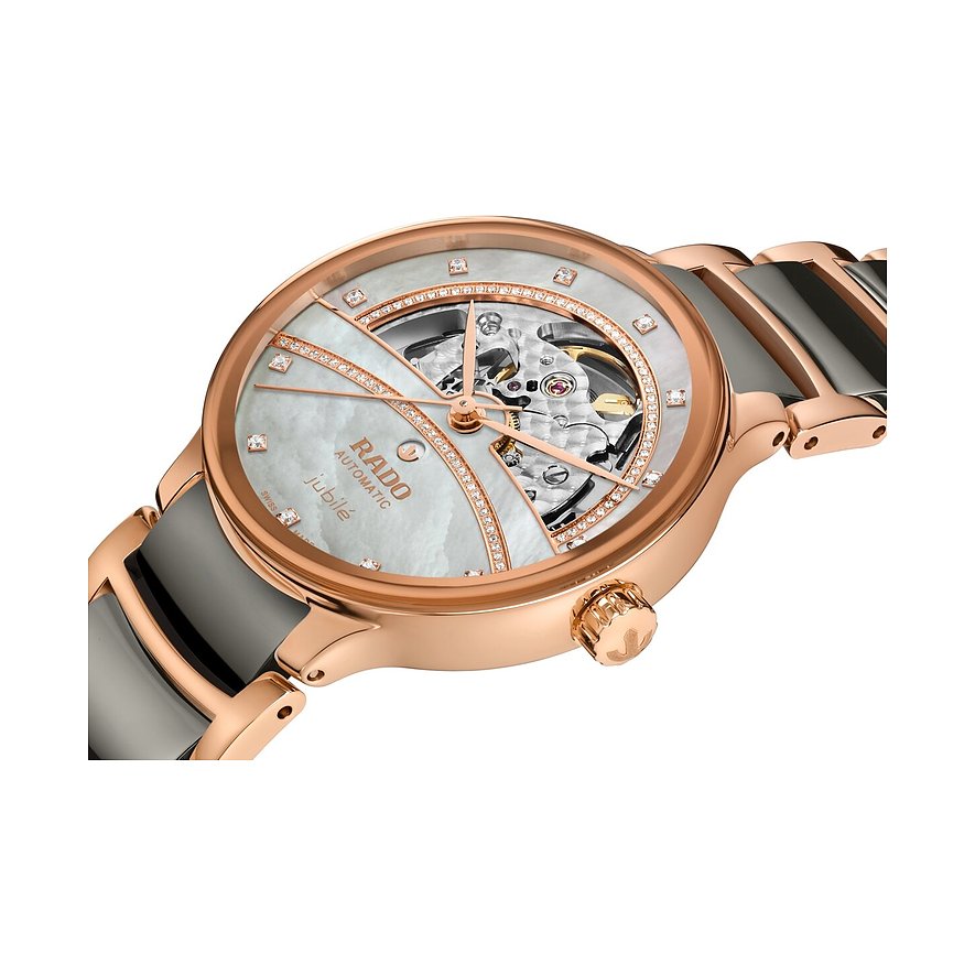Nahaufnahme einer Rado Damenuhr aus Edelstahl von schräg oben, mit roségoldenem Gehäuse und dunklem Armband.