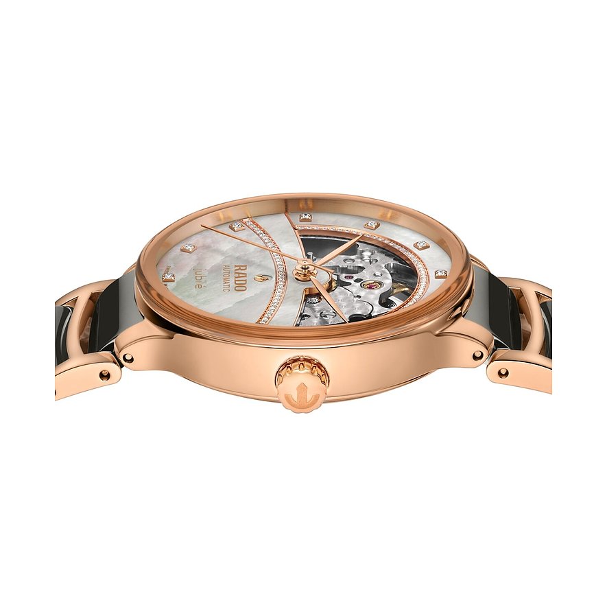 Nahaufnahme einer Rado Damenuhr aus roségoldfarbenem Edelstahl mit Diamanten auf dem Perlmutt-Zifferblatt.