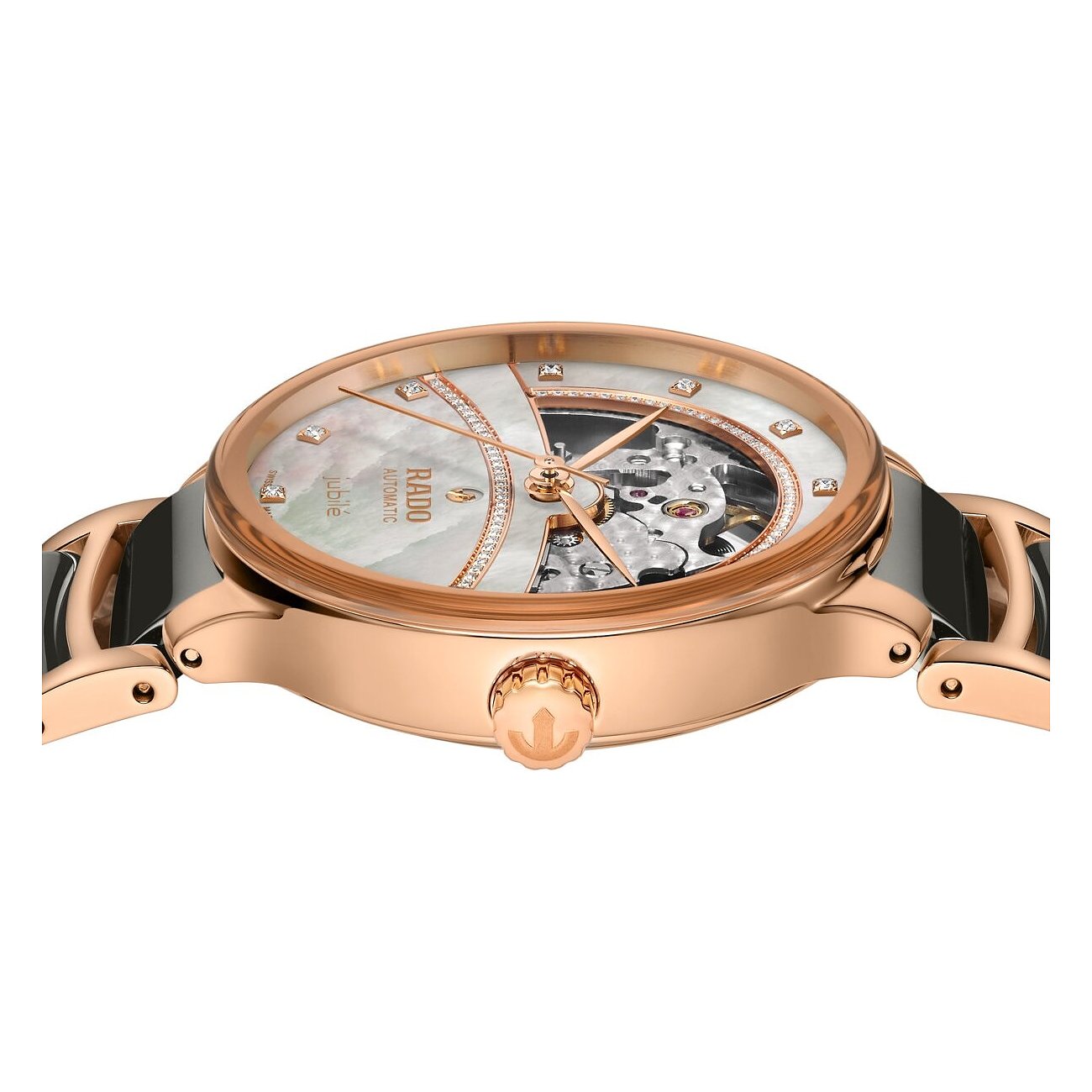 Nahaufnahme einer Rado Damenuhr aus roségoldfarbenem Edelstahl mit Diamanten auf dem Perlmutt-Zifferblatt.