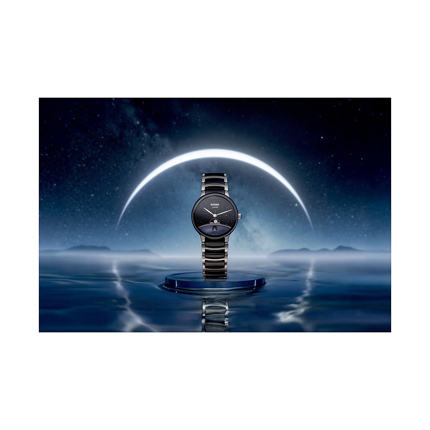 Rado Damenuhr aus Edelstahl mit Diamanten, stehend auf einem Podest im Wasser mit Mondfinsternis im Hintergrund.