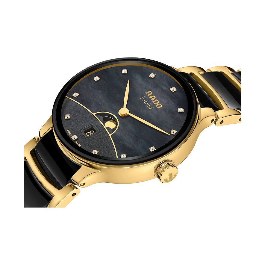 Nahaufnahme einer Rado Damenuhr aus goldfarbenem Edelstahl mit schwarzem Perlmuttzifferblatt und Diamantindizes.
