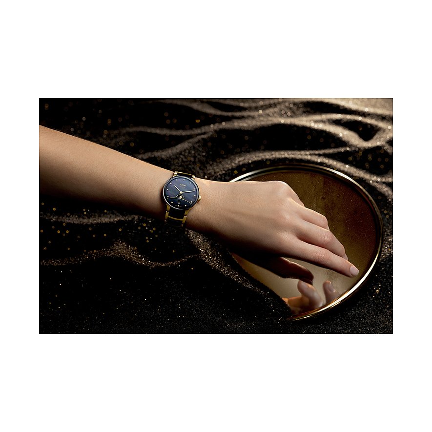 Eine Rado Damenuhr aus Edelstahl mit Diamanten am Handgelenk. Die Uhr hat ein dunkelblaues Zifferblatt.