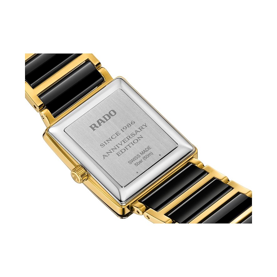 Rado Unisexuhr aus goldenem Edelstahl mit schwarzem Armband und gravierter Rückseite. Von oben links gesehen.