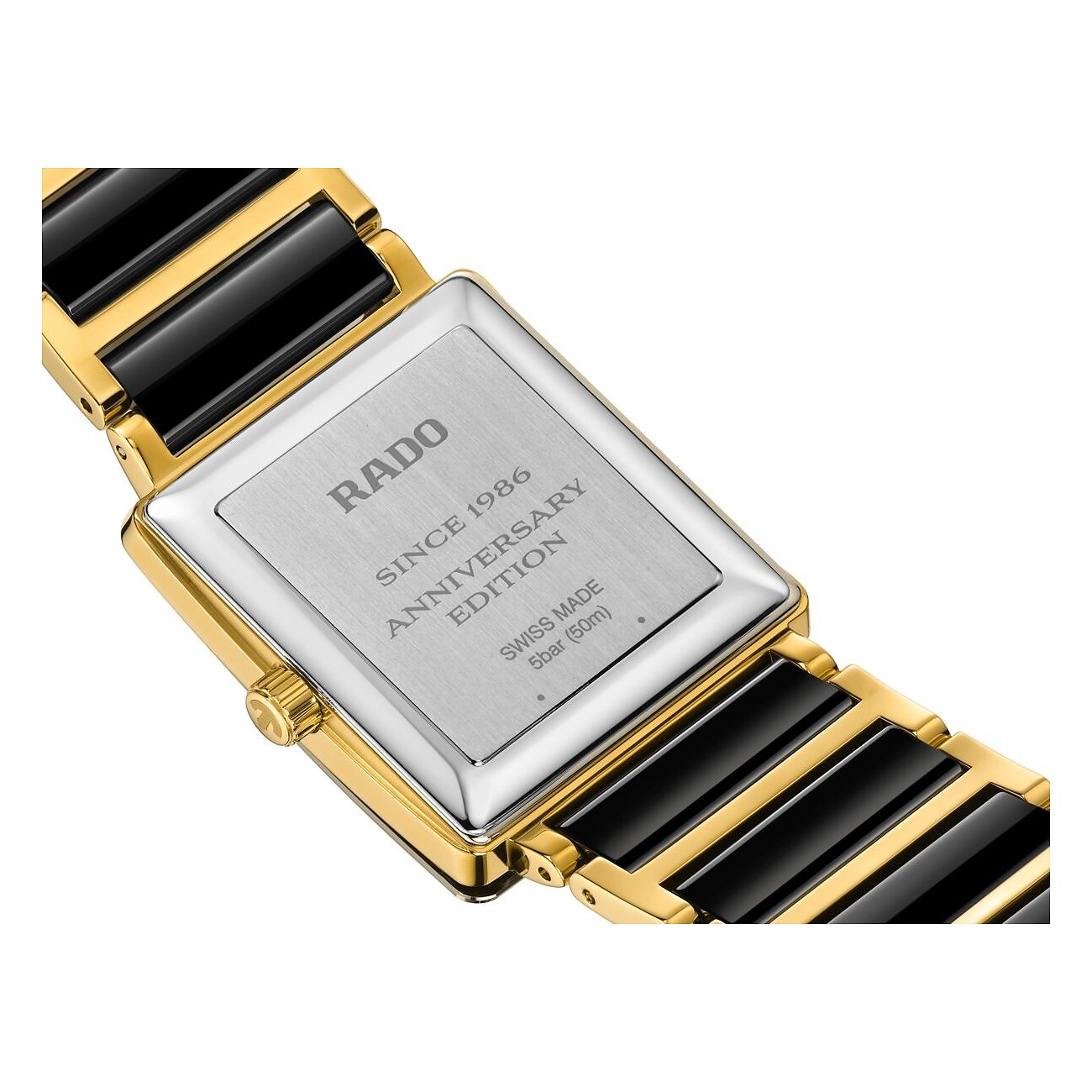 Rado Unisexuhr aus goldenem Edelstahl mit schwarzem Armband und gravierter Rückseite. Von oben links gesehen.