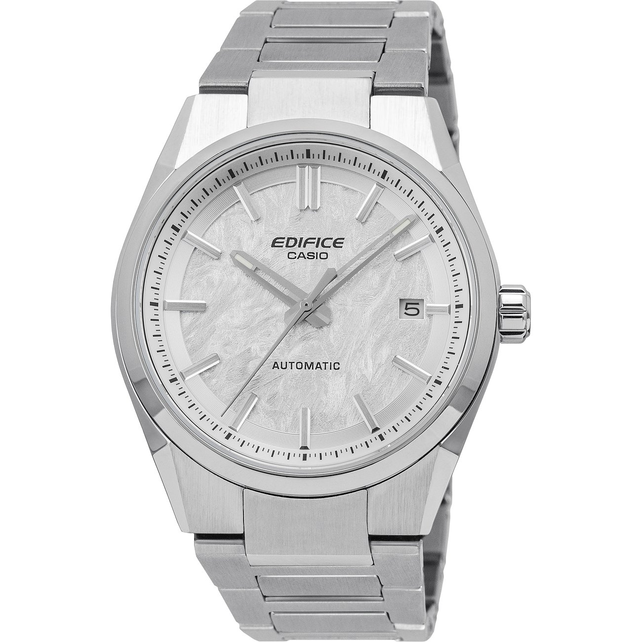 Casio Herrenuhr aus Edelstahl, frontale Ansicht. Das helle Zifferblatt hat ein strukturiertes Muster mit Datumsanzeige.
