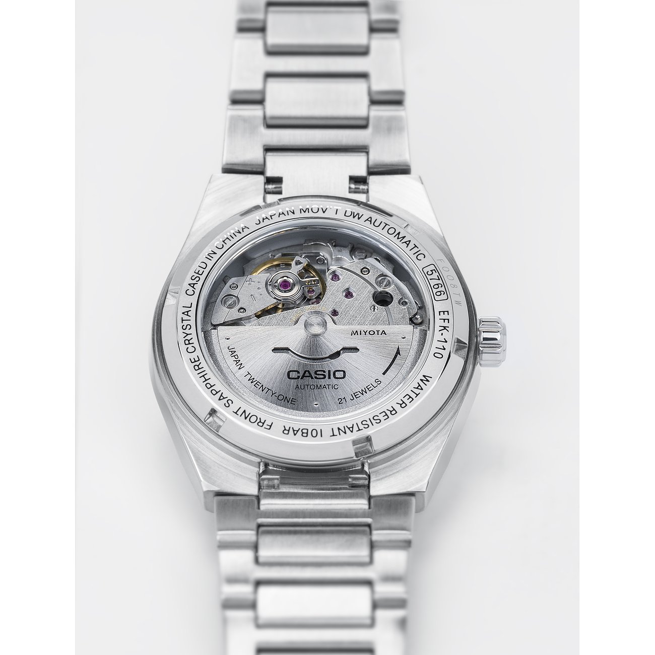 Rückseite einer Casio Herrenuhr aus Edelstahl, Blick auf das automatische Uhrwerk und Armband.
