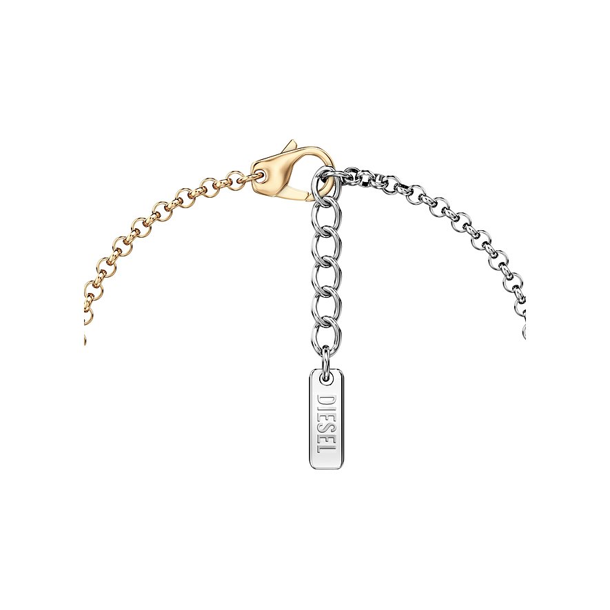 Nahaufnahme des Verschlusses eines Diesel Armschmucks aus Edelstahl, mit goldenem Karabiner und Verlängerungskette.