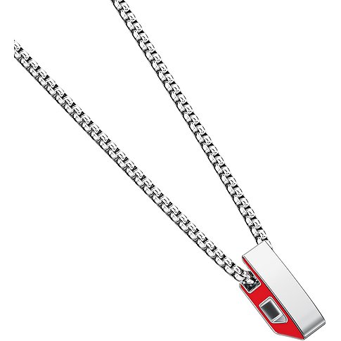 Diesel halsband i rostfritt stål med ett rektangulärt hänge med röd emalj och silverfärgade detaljer.