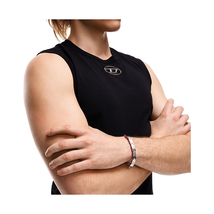 Ein Diesel Armschmuck aus Edelstahl mit roter Emaille wird am Handgelenk eines Models präsentiert.
