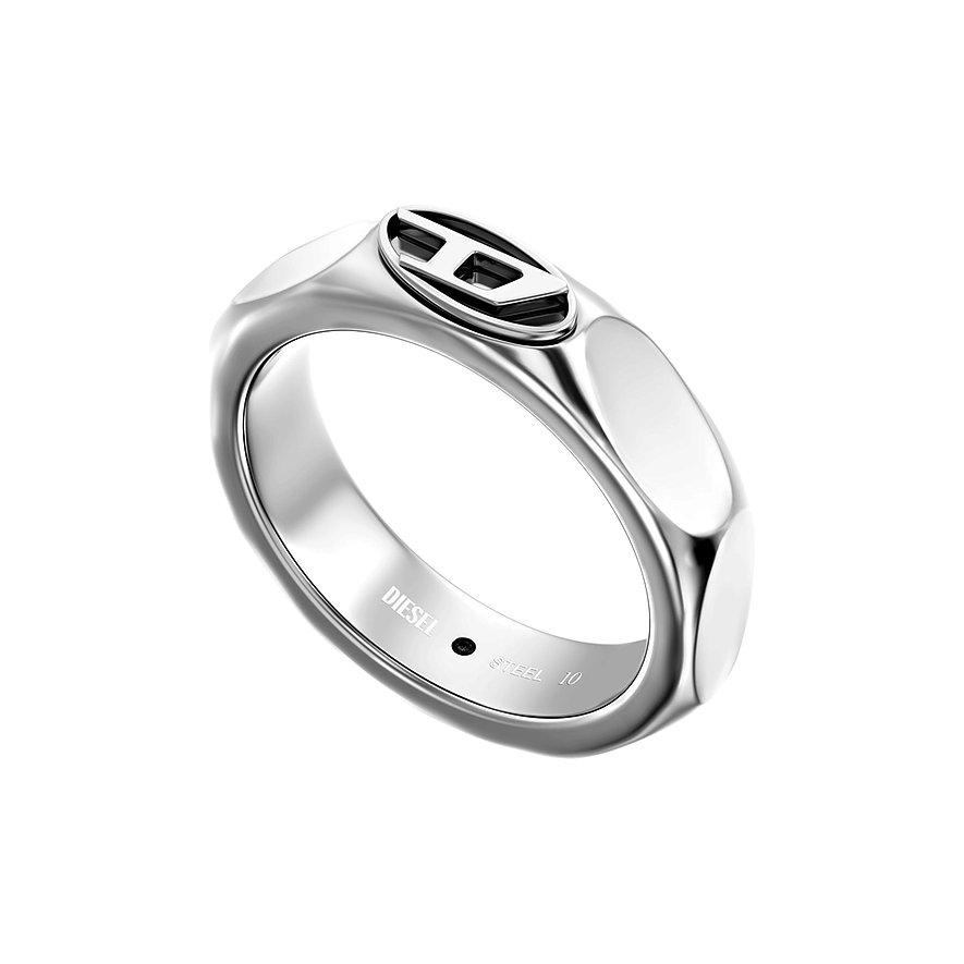 En skinnende Diesel ring i rustfrit stål, udsmykket med mærkets karakteristiske D-logo på toppen.