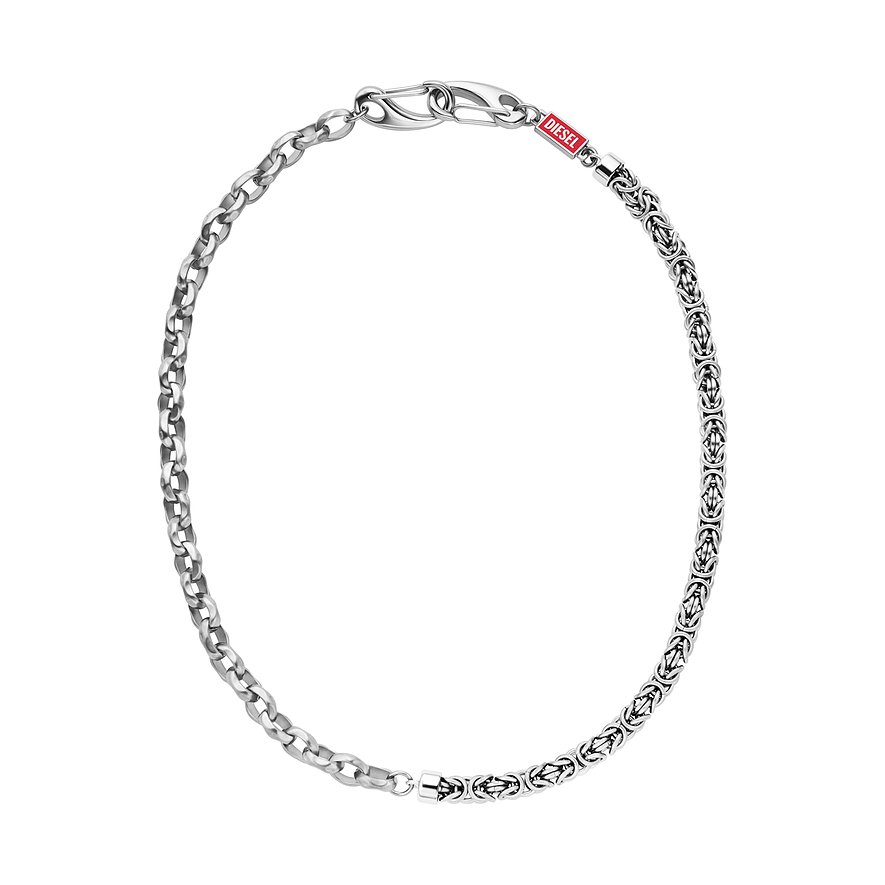 Collier Diesel en acier inoxydable et émail, double chaîne, sur fond blanc.
