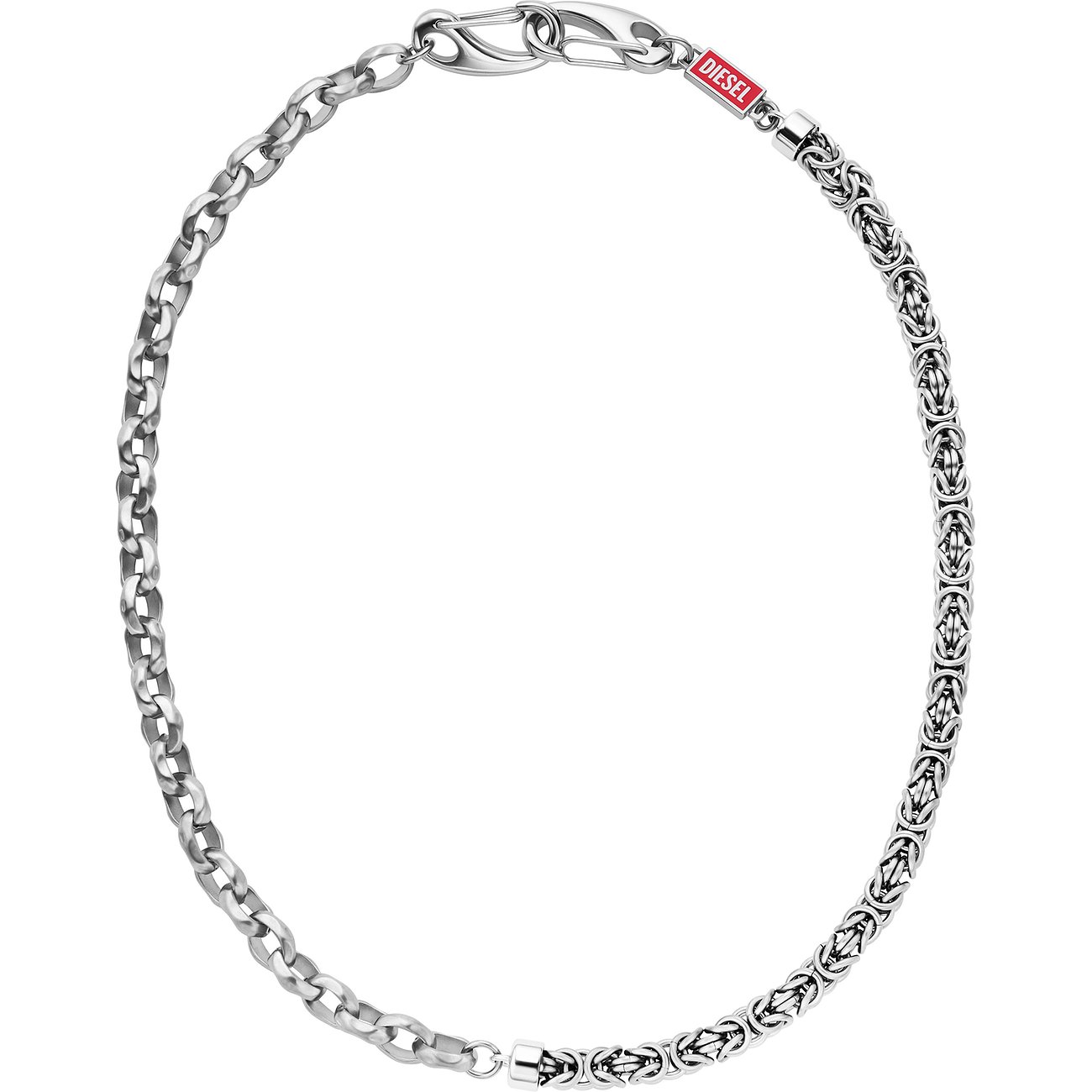 Collier Diesel en acier inoxydable et émail, double chaîne, sur fond blanc.