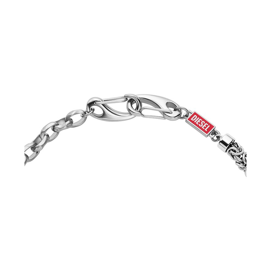 Fermoir d'un collier Diesel en acier inoxydable et émail avec plaque logo Diesel. Fond blanc.