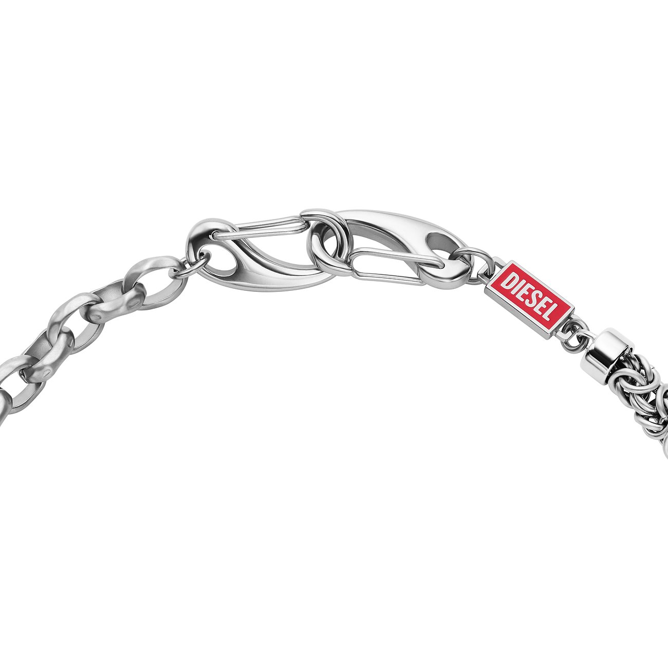 Fermoir d'un collier Diesel en acier inoxydable et émail avec plaque logo Diesel. Fond blanc.