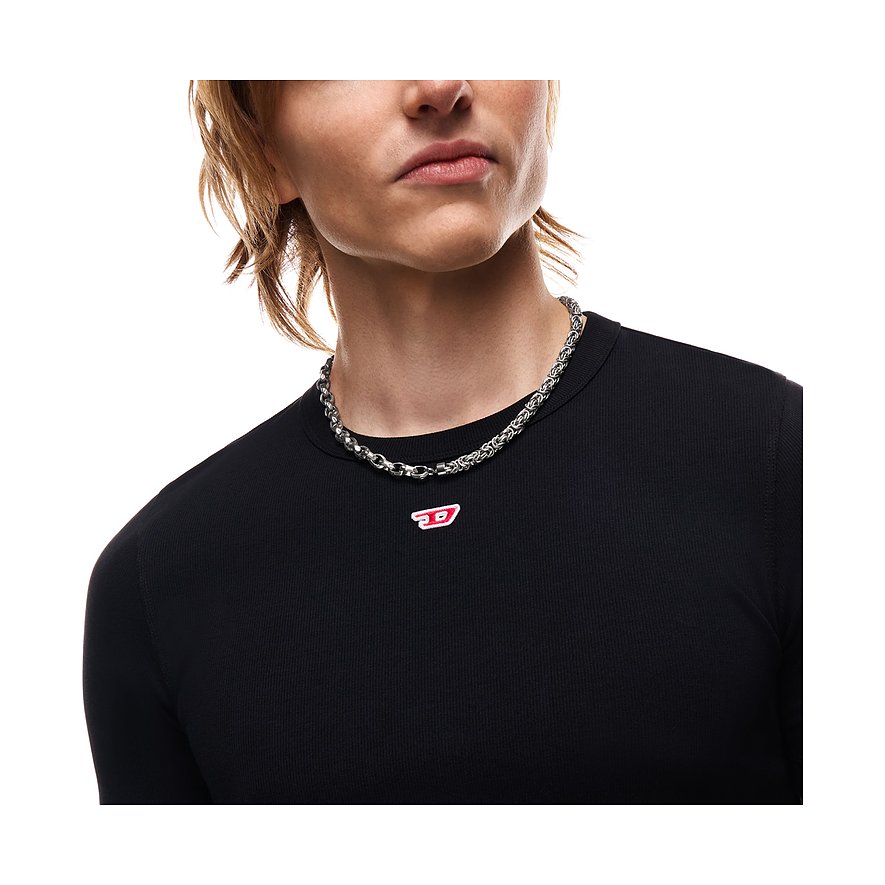 Gros plan d'une personne portant un collier Diesel Königskette en acier inoxydable autour du cou.