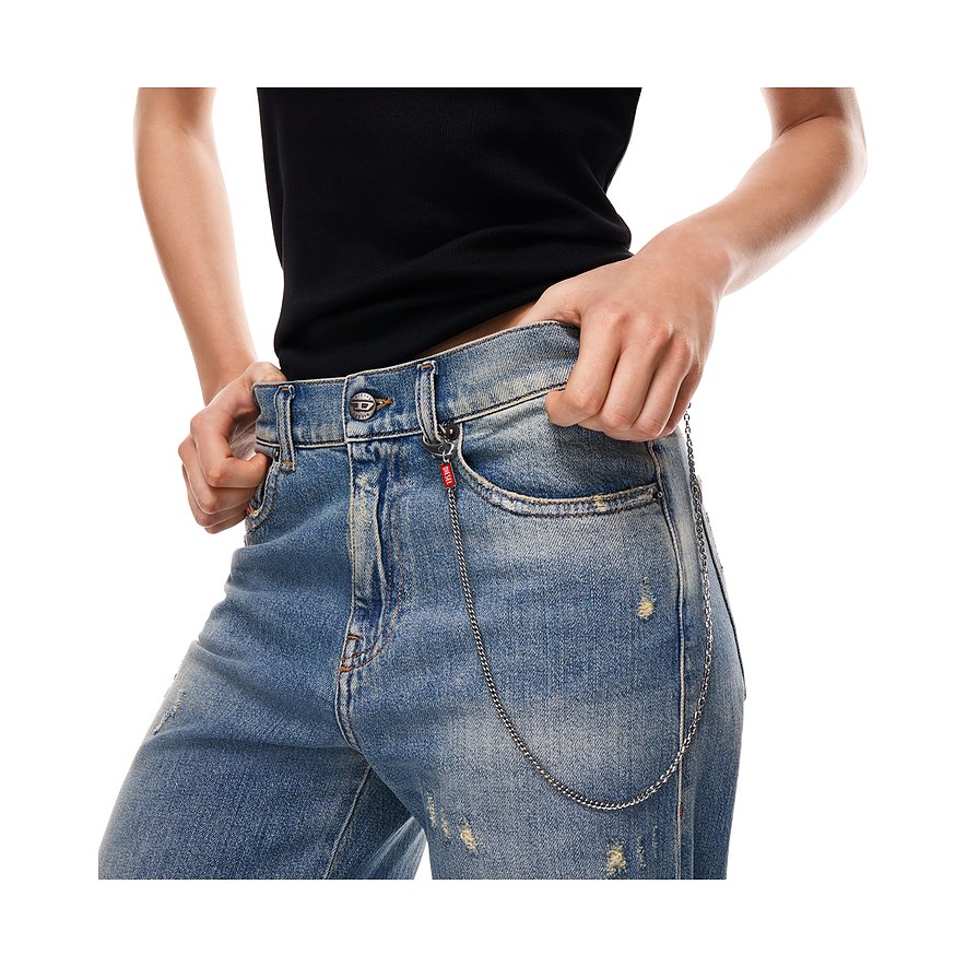 Nærbillede af en person iført Diesel-jeans med et halsmykke i rustfrit stål med emaljedetaljer som bæltekæde.