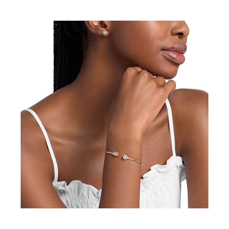 Model trägt das Michael Kors Schmuckset aus silberfarbenen Ohrsteckern und einem Armreif mit Zirkonia-Farbsteinen.