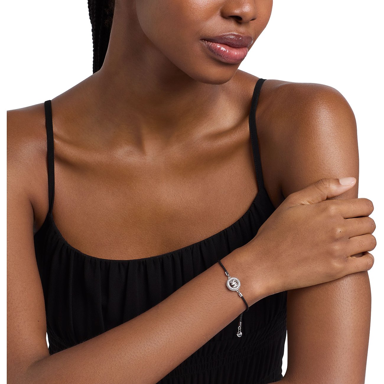Michael Kors Armband aus Metall mit Zirkonia, getragen von einem Model, Nahaufnahme.