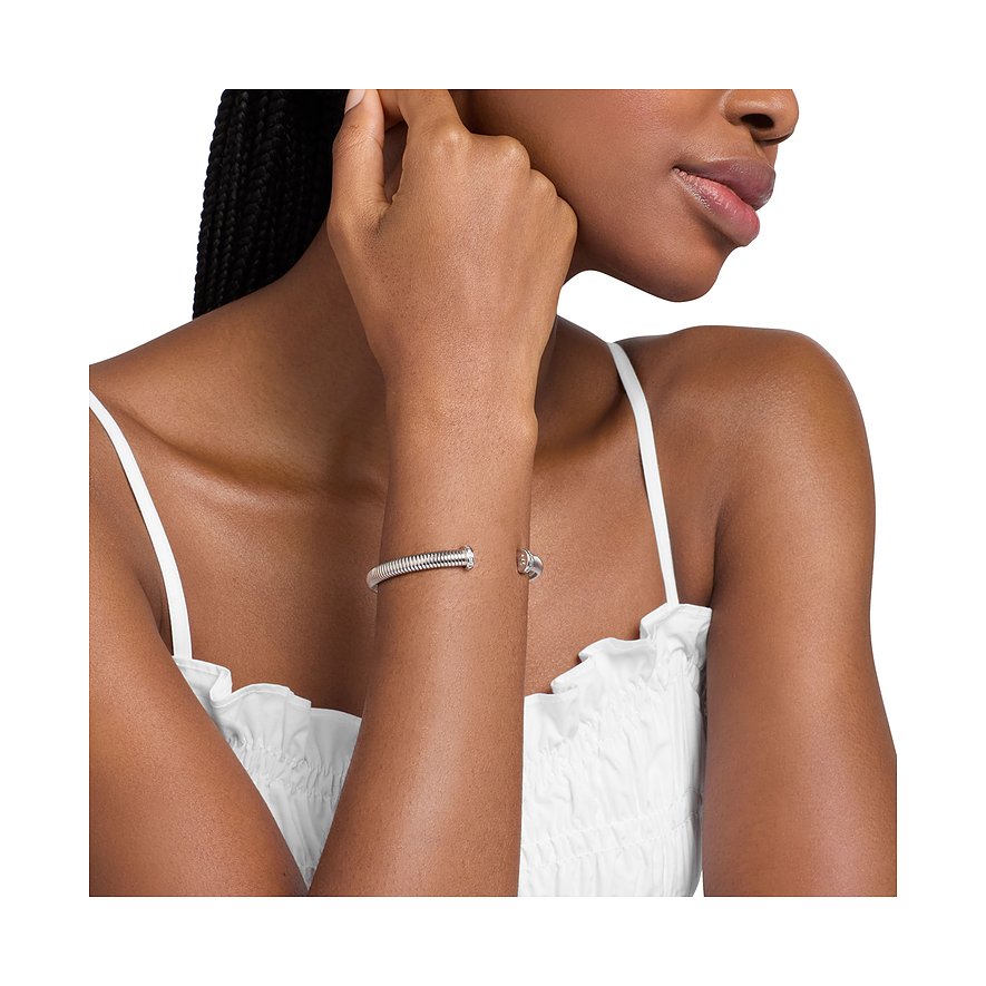 Am Handgelenk einer Frau ist ein silberfarbenes Michael Kors Armband aus Metall mit Zirkonia-Stein zu sehen.