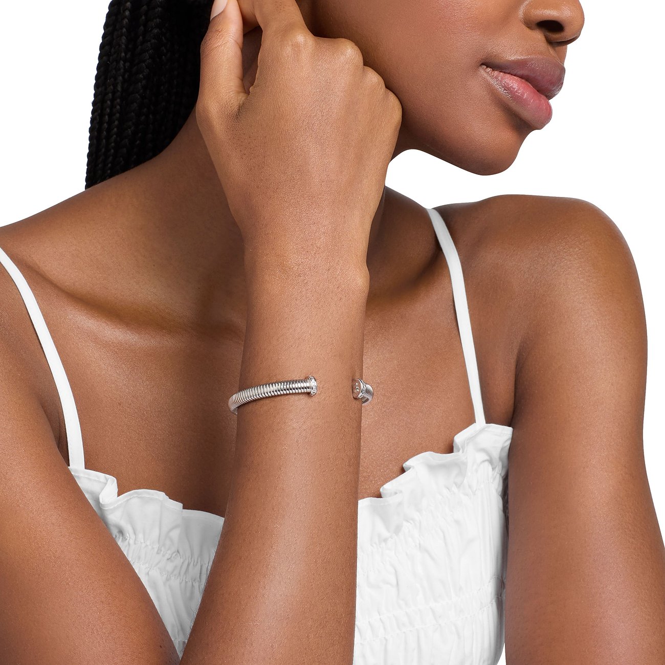 Am Handgelenk einer Frau ist ein silberfarbenes Michael Kors Armband aus Metall mit Zirkonia-Stein zu sehen.