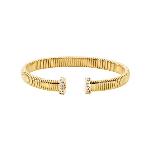 Michael Kors-manschett i guldfärgad metall med räfflad textur och cubic zirconia på låset, sett ovanifrån.