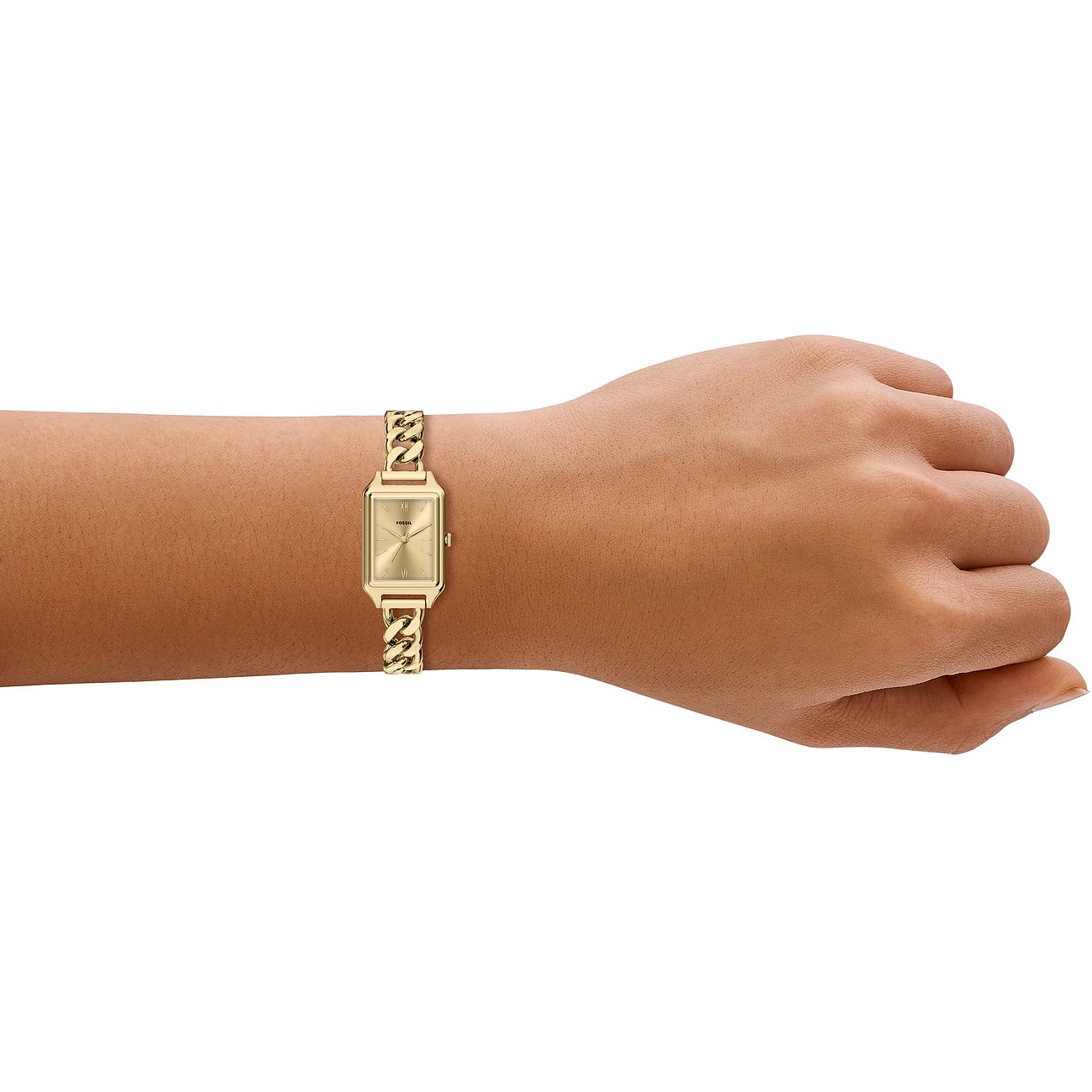 Eine Fossil Damenuhr aus goldfarbenem Edelstahl am Handgelenk. Die Uhr hat ein rechteckiges Gehäuse und ein Kettenarmband.