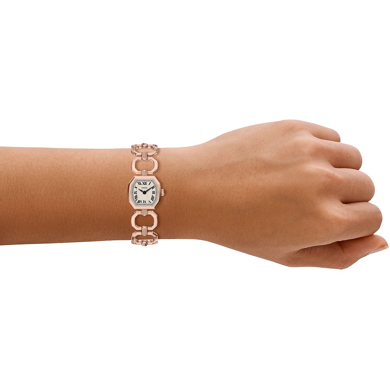 Am Handgelenk getragene Fossil Damenuhr aus Edelstahl mit roségoldfarbenem Armband und weißem Zifferblatt.