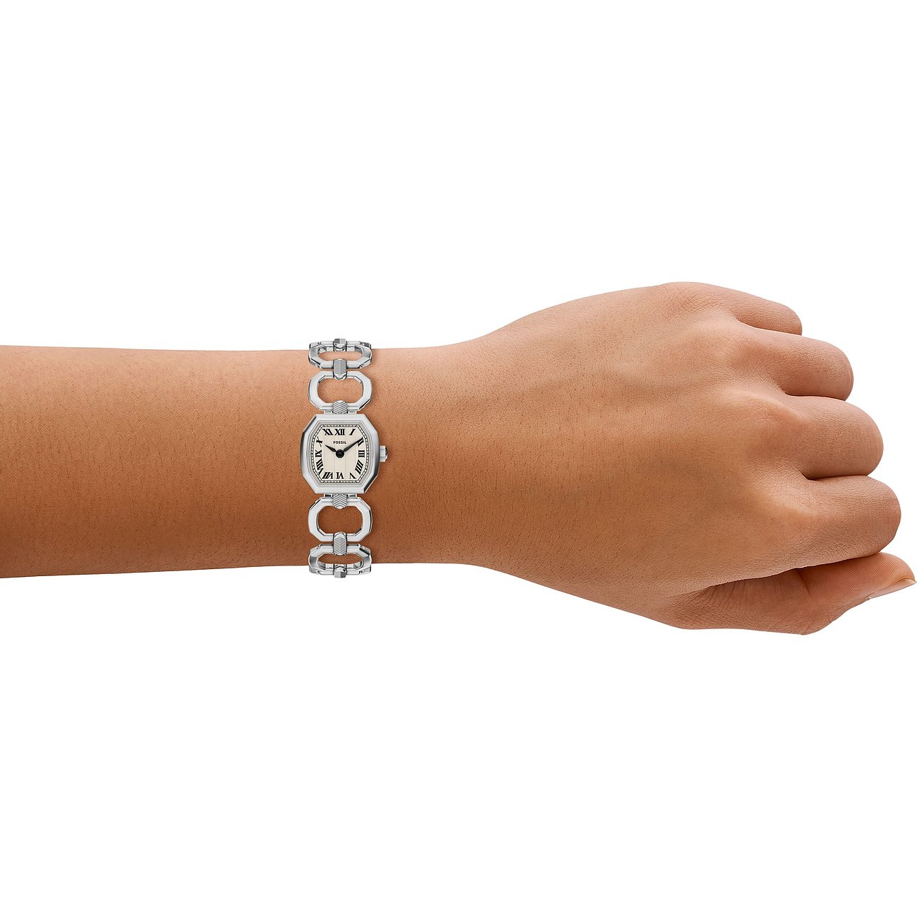 Montre Fossil femme portée au poignet, en acier inoxydable robuste avec boîtier rectangulaire et bracelet à maillons.