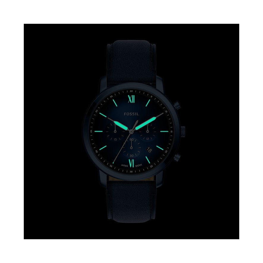 Eine Fossil Herrenuhr aus blauem Edelstahl mit leuchtenden Zeigern und Ziffern auf schwarzem Zifferblatt.